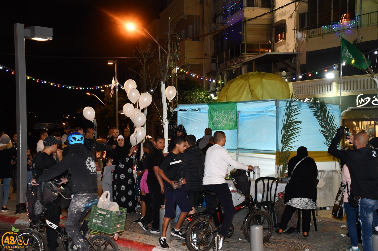  فيديو: بمناسبة حلول رمضان - توزيع الحلوى والهدايا على المارة في شارع ييفت بيافا